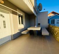 NIN-GRBLJANSKE VIKENDICE - dom s dvoma bytmi - Rodinný dom v Nine na ulici Grbi má terasu s kamenným múrom a satelitnou anténou.