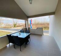 NIN-GRBLJANSKE VIKENDICE - dom s dvoma bytmi - Terasa rodinného domu na ulici Grbi v Nine s výhľadom na okolie.