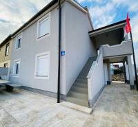 NIN-GRBLJANSKE VIKENDICE - dom s dvoma bytmi - Rodinný dom na ulici Grbi v Ninu s vonkajším schodiskom a terasou.