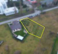 Stavebný pozemok 946m2 pre Rodinný dom | Mierovo - Letecký pohľad na pozemok na ulici Mierová v Mierovo, obklopený budovami, Pozemky - bývanie.