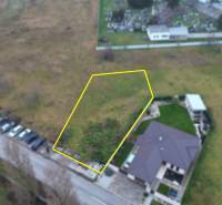 Stavebný pozemok 946m2 pre Rodinný dom | Mierovo - Pozemok na bývanie v Mierove, pri Mierovej ulici, s vyznačenými hranicami parcely.