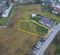 Stavebný pozemok 946m2 pre Rodinný dom | Mierovo - Pozemok na bývanie v Mierove na ulici Mierová, pri ceste, vedľa auta a domu.