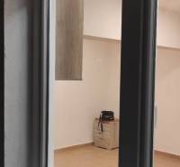 1-izb. byt, Krížná ul., Staré Mesto s veľkou lodžiou - Prázdna miestnosť s hladkými stenami, svetlou podlahou a menším nábytkom v 1-izbovom byte.