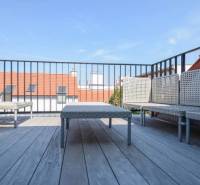 4 Izbový byt na Medenej ulici na prenájom - V 4-izbovom byte na Medenej ulici v Bratislave - Starom Meste sa nachádza vonkajšia terasa.