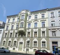 4 Izbový byt na Medenej ulici na prenájom - Historická budova na ulici Medená v Bratislave - Starom Meste, fasáda zdobená ornamentami.