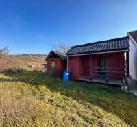 Na predaj  vinica v krásnej lokalite - 895 m2 - Nitra - Na Ambrovej ulici v Nitre sú viditeľné skromné drevené chatky medzi vinicami.