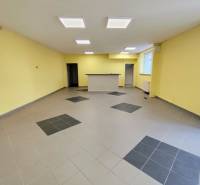 Obchodný priestor v Nitre s parkovaním - Interiér obchodných priestorov s dlažbou a recepciou, osvetlený stropnými svetlami.