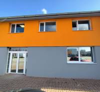 Obchodný priestor v Nitre s parkovaním - Budova na Štúrovej ulici v Nitre, obchodné priestory so svetlou fasádou.