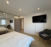 NA PREDAJ vkusne zrekonštruovaný  2 izbový byt, Komárno - Dvojizbový byt s TV, šatníkom a podlahou s dreveným dekorom.