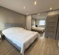 NA PREDAJ vkusne zrekonštruovaný  2 izbový byt, Komárno - Spálňa v 2-izbovom byte s podlahou s dreveným dekorom.