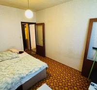 Na predaj 2 i byt v Partizánskom - Šípok - Spálňa s kobercom, posteľou a svetlými stenami v 2-izbovom byte.