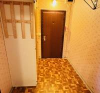 Na predaj 2 i byt v Partizánskom - Šípok - Chodba s podlahou s dreveným dekorom a svetlou tapetou v 2-izbovom byte.