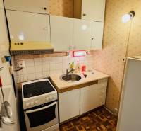 Na predaj 2 i byt v Partizánskom - Šípok - Kuchyňa v 2-izbovom byte, biele skrinky, sporák, drez, podlaha s dreveným dekorom.