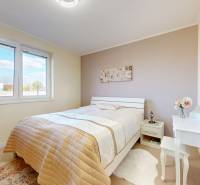 4-izbový dom 132m2 + pozemok 484m2 | Bernolákovo - Spálňa v rodinnom dome s posteľou, toaletným stolíkom a jemnými farbami.