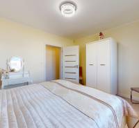 4-izbový dom 132m2 + pozemok 484m2 | Bernolákovo - Spálňa s posteľou, skriňou a toaletným stolíkom v rodinnom dome.