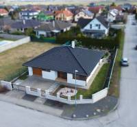 4-izbový dom 132m2 + pozemok 484m2 | Bernolákovo - Rodinný dom na Jabloňovej ulici v Bernolákove s priestranným dvorom a záhradou.