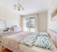 4-izbový dom 132m2 + pozemok 484m2 | Bernolákovo - Spálňa v rodinnom dome s posteľou, toaletkou a podlahou s dreveným dekorom.