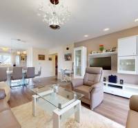 4-izbový dom 132m2 + pozemok 484m2 | Bernolákovo - Obývačka rodinného domu s koženým sedením a podlahou s dreveným dekorom.