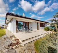 4-izbový dom 132m2 + pozemok 484m2 | Bernolákovo - Rodinný dom na Jabloňovej ulici v Bernolákove so záhradou a dláždenou terasou.