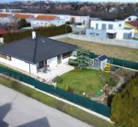 4-izbový dom 132m2 + pozemok 484m2 | Bernolákovo - Rodinný dom na Jabloňovej ulici v Bernolákove s upravenou záhradou a altánkom.