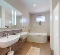 4-izbový dom 132m2 + pozemok 484m2 | Bernolákovo - Kúpeľňa v rodinnom dome s dvojitým umývadlom, vaňou a keramickými obkladmi.