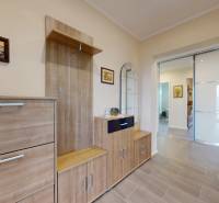 4-izbový dom 132m2 + pozemok 484m2 | Bernolákovo - Interiér rodinného domu s podlahou s dreveným dekorom, nábytkom a dekoráciami.