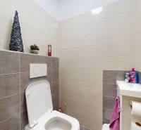 4-izbový dom 132m2 + pozemok 484m2 | Bernolákovo - Toaleta s obkladmi a umývadlom v rodinnom dome.