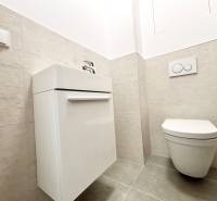 I PRENÁJOM - Nový moderný 2-izb. byt, TEHELNÉ POLE, Bajkalská - Skrytá toaleta v 2-izbovom byte na ulici Bajkalská, minimalistické biele umývadlo a vešiak.