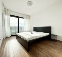 I PRENÁJOM - Nový moderný 2-izb. byt, TEHELNÉ POLE, Bajkalská - Spálňa v 2-izbovom byte na ulici Bajkalská, s posteľou a modernými závesmi.