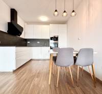 I PRENÁJOM - Nový moderný 2-izb. byt, TEHELNÉ POLE, Bajkalská - Kuchyňa a jedálenský kút 2-izbového bytu s drevenou podlahou na ulici Bajkalská.