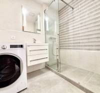 I PRENÁJOM - Nový moderný 2-izb. byt, TEHELNÉ POLE, Bajkalská - Kúpeľňa s práčkou, sprchovým kútom a umývadlom, na ulici Bajkalská, 2-izbový byt.