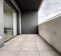 I PRENÁJOM - Nový moderný 2-izb. byt, TEHELNÉ POLE, Bajkalská - Balkón s dlažbou, výhľadom na ulici Bajkalská, vedľa 2-izbového bytu so sklenenými dverami.