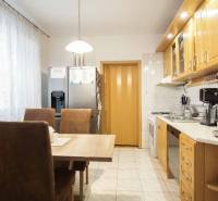 3-izbový byt s loggiou na ul. S.H. Vajanského, Nové Zámky – 74,69m2 - Kuchyňa v 3-izbovom byte s jedálenským stolom, spotrebičmi a svetlým nábytkom.