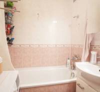 3-izbový byt s loggiou na ul. S.H. Vajanského, Nové Zámky – 74,69m2 - Kúpeľňa s vaňou, umývadlom a úložným priestorom v 3-izbovom byte.