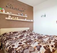 3-izbový byt s loggiou na ul. S.H. Vajanského, Nové Zámky – 74,69m2 - Spálňa v 3-izbovom byte s dekorovanou stenou a výraznými posteľnými obliečkami.