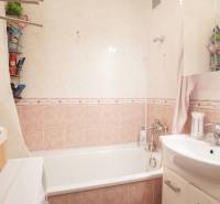 3-izbový byt s loggiou na ul. S.H. Vajanského, Nové Zámky – 74,69m2 - Kúpeľňa s vaňou a umývadlom v 3-izbovom byte, obkladačky v jemných odtieňoch.