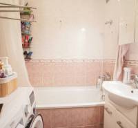 3-izbový byt s loggiou na ul. S.H. Vajanského, Nové Zámky – 74,69m2 - Kúpeľňa v 3-izbovom byte s vaňou, umývadlom, práčkou a úložnými priestormi.