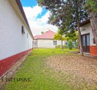 NA PREDAJ 2 ROD. DOMY NA 12-ÁROVOM POZEMKU, MALÁ MAČA - Rodinný dom na ulici Malá Mača v Galante, obklopený zeleňou a stromami.