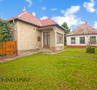 NA PREDAJ 2 ROD. DOMY NA 12-ÁROVOM POZEMKU, MALÁ MAČA - Rodinný dom na ulici Malá Mača v Galante s červenou strechou a veľkým pozemkom.