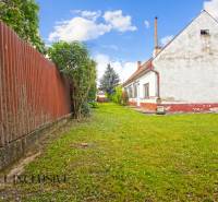 NA PREDAJ 2 ROD. DOMY NA 12-ÁROVOM POZEMKU, MALÁ MAČA - Rodinný dom na ulici Malá Mača v Galante so záhradou a plotom.