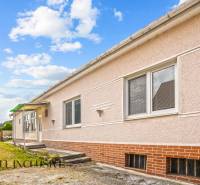 NA PREDAJ 3-IZBOVÝ RODINNÝ DOM, PUSTÉ ÚĽANY - Exteriér Rodinného domu v Pustých Úľanoch s jasnou oblohou a záhradou.