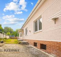 NA PREDAJ 3-IZBOVÝ RODINNÝ DOM, PUSTÉ ÚĽANY - Rodinný dom v Pustých Úľanoch s upraveným dvorom a zámkovou dlažbou.