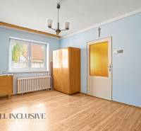 NA PREDAJ 3-IZBOVÝ RODINNÝ DOM, PUSTÉ ÚĽANY - Izba v rodinnom dome s podlahou s dreveným dekorom a nábytkom svetlej farby.