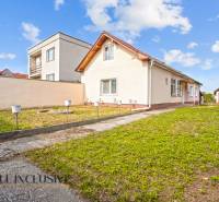 NA PREDAJ 3-IZBOVÝ RODINNÝ DOM, PUSTÉ ÚĽANY - Rodinný dom v Pustých Úľanoch s veľkou záhradou, vedľa chodník a plot.