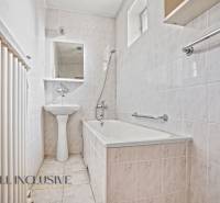 NA PREDAJ 3-IZBOVÝ RODINNÝ DOM, PUSTÉ ÚĽANY - Kúpeľňa v rodinnom dome s vaňou, umývadlom a radiátorom.