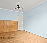 NA PREDAJ 3-IZBOVÝ RODINNÝ DOM, PUSTÉ ÚĽANY - Izba s podlahou s dreveným dekorom, obložením stien a závesným svietidlom v rodinnom dome.