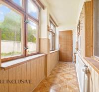 NA PREDAJ 3-IZBOVÝ RODINNÝ DOM, PUSTÉ ÚĽANY - Presklená veranda s dreveným dekorom v rodinnom dome.