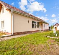 NA PREDAJ 3-IZBOVÝ RODINNÝ DOM, PUSTÉ ÚĽANY - Rodinný dom v Pustých Úľanoch s dvorom a trávnatým pozemkom, obklopený prírodou.