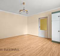 NA PREDAJ 3-IZBOVÝ RODINNÝ DOM, PUSTÉ ÚĽANY - Izba v rodinnom dome s podlahou s dreveným dekorom a bielou skriňou.