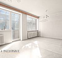 REZERVOVANÉ 4-IZBOVÝ POSCHODOVÝ RODINNÝ DOM, VEĽKÁ MAČ - Prázdna izba s veľkými oknami a radiátormi v rodinnom dome.